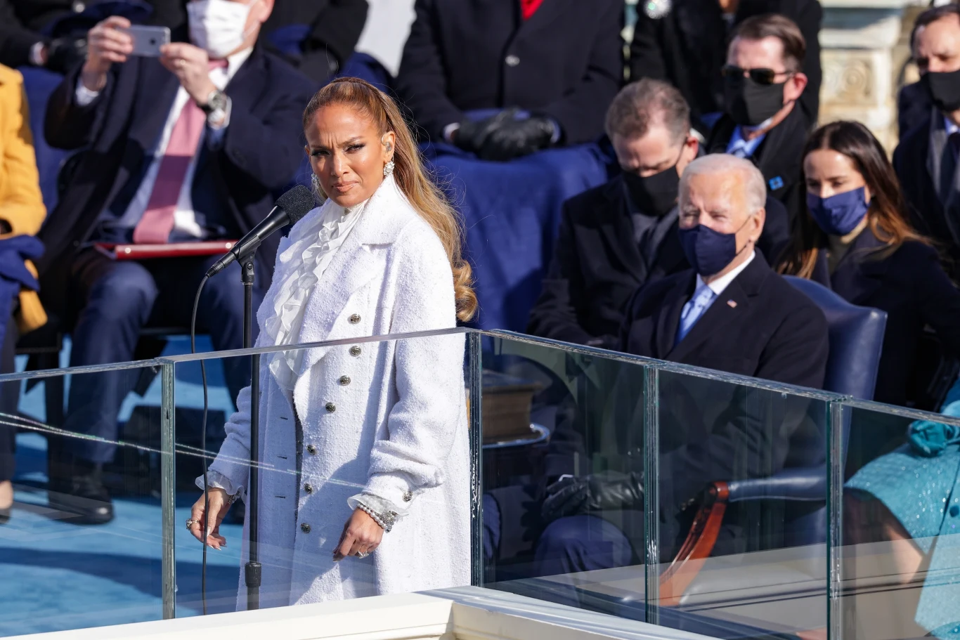 Jennifer Lopez wystąpiła podczas zaprzysiężenia ubrana cała na biało. 51-letnia gwiazda wykonała utwór "This Land is Your Land". Jennifer Lopez wystąpiła podczas zaprzysiężenia ubrana cała na biało. 51-letnia gwiazda wykonała utwór "This Land is Your Land".
