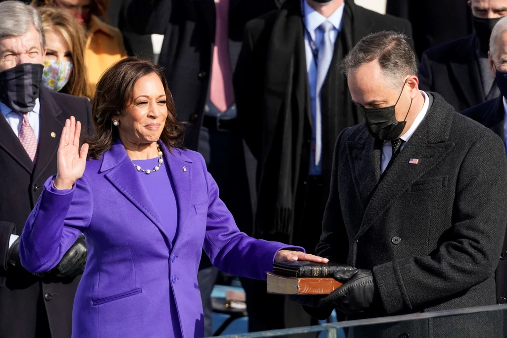 Przed zaprzysiężeniem Bidena przysięgę złożyła wiceprezydent USA Kamala Harris, która jest pierwszą kobietą na tym stanowisku. Przed zaprzysiężeniem Bidena przysięgę złożyła wiceprezydent USA Kamala Harris, która jest pierwszą kobietą na tym stanowisku.