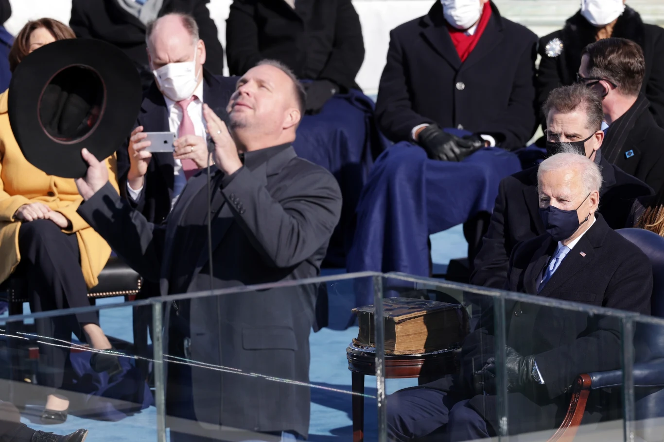 Wokalista zaśpiewał utwór "Amazing Grace". Wokalista zaśpiewał utwór "Amazing Grace".