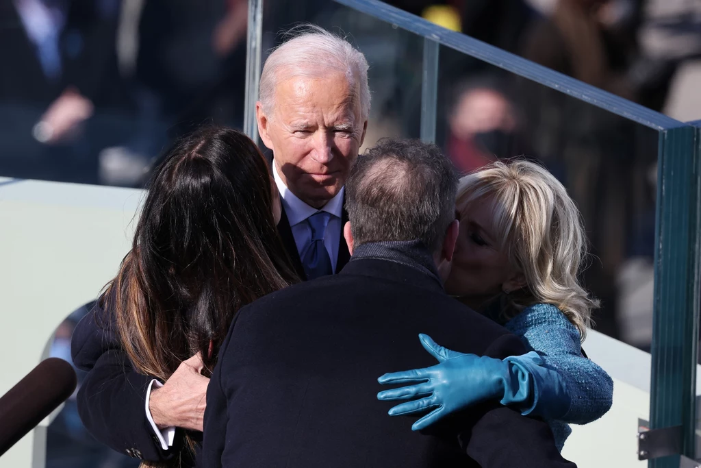 Na zdj. Joe Biden w objęciach rodziny Na zdj. Joe Biden w objęciach rodziny