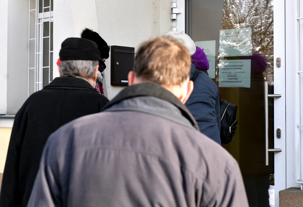 Seniorzy w kolejce do rejestracji na szczepienia Seniorzy w kolejce do rejestracji na szczepienia