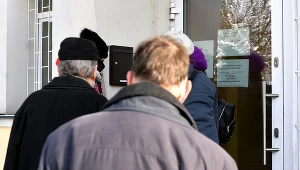 Seniorzy w kolejce do rejestracji na szczepienia