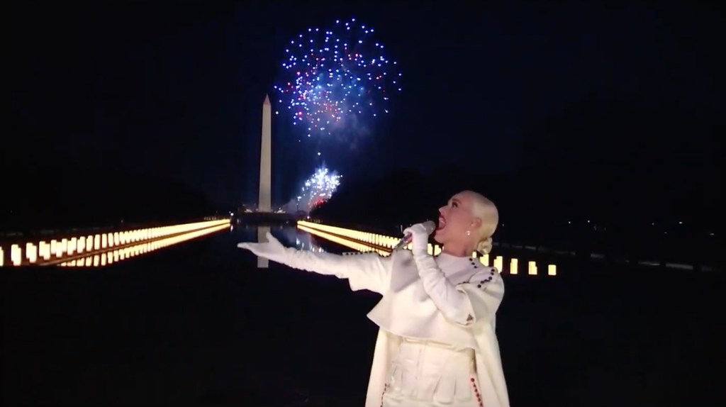 Katy Perry na zakończenie wykonała swój przebój "Fireworks"