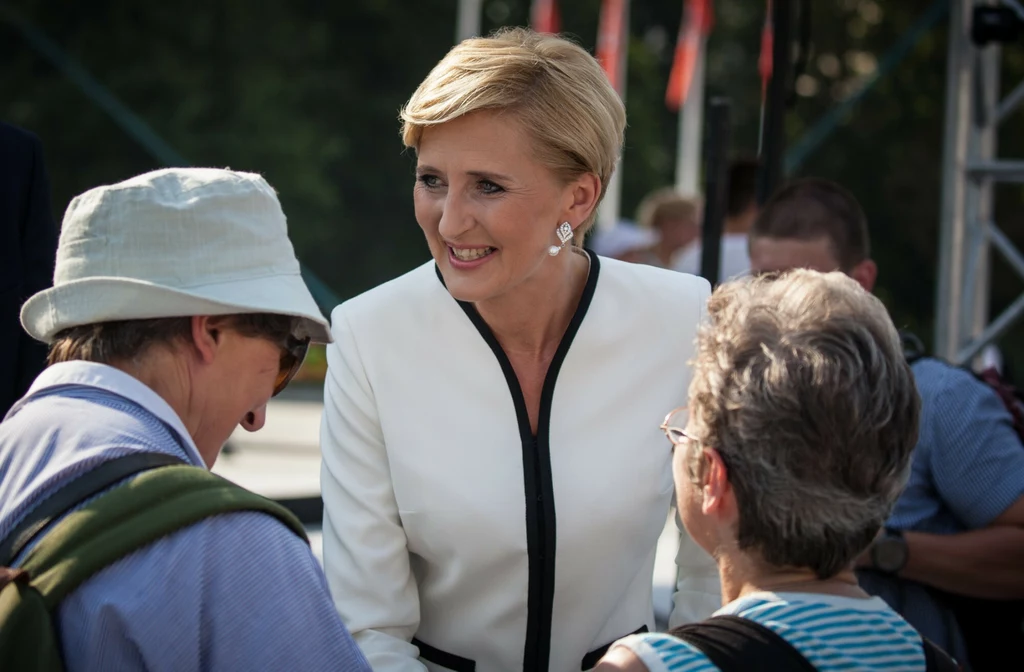 Agata Duda W ciągu pięciu lat podróżowania po świecie i spotykania się z głowami innych państw Agata Duda niezmiennie zachwycała kreacjami. Zawsze prezentowała się elegancko, a tym samym zasłużyła na tytuł ikony stylu. Stylizacje Agaty Kornhauser-Dudy zawsze wywołują wiele pozytywnych reakcji. Już w trakcie pierwszej kampanii prezydenckiej Andrzeja Dudy krajowe media rozpisywały się na temat ubioru kandydatki na pierwszą damę Rzeczpospolitej. Jakiś czas później, podczas zaprzysiężenia, pani prezydentowa udowodniła, że ma świetny, modowy gust. Pierwsza dama zdecydowała się na szykowny komplet. Białą, pięknie skrojoną marynarkę, połączyła z klasyczną, czarną spódnicą. Prosta stylizacja idealnie pasowała do uroczystej okazji. Agata Duda W ciągu pięciu lat podróżowania po świecie i spotykania się z głowami innych państw Agata Duda niezmiennie zachwycała kreacjami. Zawsze prezentowała się elegancko, a tym samym zasłużyła na tytuł ikony stylu. Stylizacje Agaty Kornhauser-Dudy zawsze wywołują wiele pozytywnych reakcji. Już w trakcie pierwszej kampanii prezydenckiej Andrzeja Dudy krajowe media rozpisywały się na temat ubioru kandydatki na pierwszą damę Rzeczpospolitej. Jakiś czas później, podczas zaprzysiężenia, pani prezydentowa udowodniła, że ma świetny, modowy gust. Pierwsza dama zdecydowała się na szykowny komplet. Białą, pięknie skrojoną marynarkę, połączyła z klasyczną, czarną spódnicą. Prosta stylizacja idealnie pasowała do uroczystej okazji.