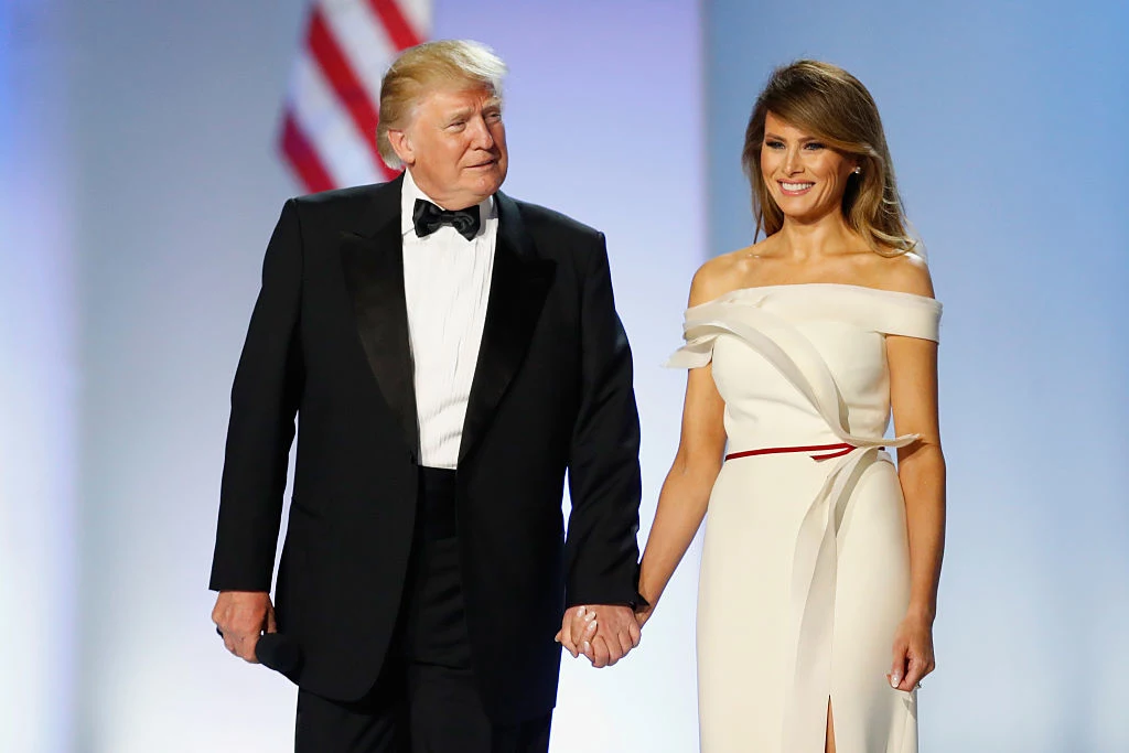 Melania Trump Pierwsza dama niedawno pożegnała się z pełnioną przez ostatnie lata funkcją w dość smutnych okolicznościach. Zamieszki w Kapitolu przysporzyły jej wielu nieprzyjemności. Prezydencka para straciła zaufanie współpracowników i poparcie zwolenników. "Żadne słowa nie są w stanie wyrazić mojej wdzięczności za przywilej służenia wam jako Pierwsza Dama. Do wszystkich ludzi w tym kraju: pozostaniecie w moim sercu na zawsze” – tak Melania podsumowała swoją obecność w Białym Domu i pożegnała się z obywatelami. Żona Donalda Trupa przez całą kadencję zachwycała przemyślanymi, eleganckimi stylizacjami. Wiele komplementów w mediach zebrała za kreację, którą miała na sobie podczas balu inauguracyjnego. Melania zdecydowała się na sukienkę z odkrytymi ramionami oraz finezyjnym zdobieniem. Jasny kolor stylizacji pięknie współgrał z jej urodą. Melania Trump Pierwsza dama niedawno pożegnała się z pełnioną przez ostatnie lata funkcją w dość smutnych okolicznościach. Zamieszki w Kapitolu przysporzyły jej wielu nieprzyjemności. Prezydencka para straciła zaufanie współpracowników i poparcie zwolenników. "Żadne słowa nie są w stanie wyrazić mojej wdzięczności za przywilej służenia wam jako Pierwsza Dama. Do wszystkich ludzi w tym kraju: pozostaniecie w moim sercu na zawsze” – tak Melania podsumowała swoją obecność w Białym Domu i pożegnała się z obywatelami. Żona Donalda Trupa przez całą kadencję zachwycała przemyślanymi, eleganckimi stylizacjami. Wiele komplementów w mediach zebrała za kreację, którą miała na sobie podczas balu inauguracyjnego. Melania zdecydowała się na sukienkę z odkrytymi ramionami oraz finezyjnym zdobieniem. Jasny kolor stylizacji pięknie współgrał z jej urodą.
