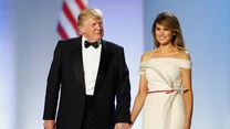 Melania Trump

Pierwsza dama niedawno pożegnała się z pełnioną przez ostatnie lata funkcją w dość smutnych okolicznościach. Zamieszki w Kapitolu przysporzyły jej wielu nieprzyjemności. Prezydencka para straciła zaufanie współpracowników i poparcie zwolenników.

"Żadne słowa nie są w stanie wyrazić mojej wdzięczności za przywilej służenia wam jako Pierwsza Dama. Do wszystkich ludzi w tym kraju: pozostaniecie w moim sercu na zawsze” – tak Melania podsumowała swoją obecność w Białym Domu i pożegnała się z obywatelami.

Żona Donalda Trupa przez całą kadencję zachwycała przemyślanymi, eleganckimi stylizacjami. Wiele komplementów w mediach zebrała za kreację, którą miała na sobie podczas balu inauguracyjnego. Melania zdecydowała się na sukienkę z odkrytymi ramionami oraz finezyjnym zdobieniem. Jasny kolor stylizacji pięknie współgrał z jej urodą.
