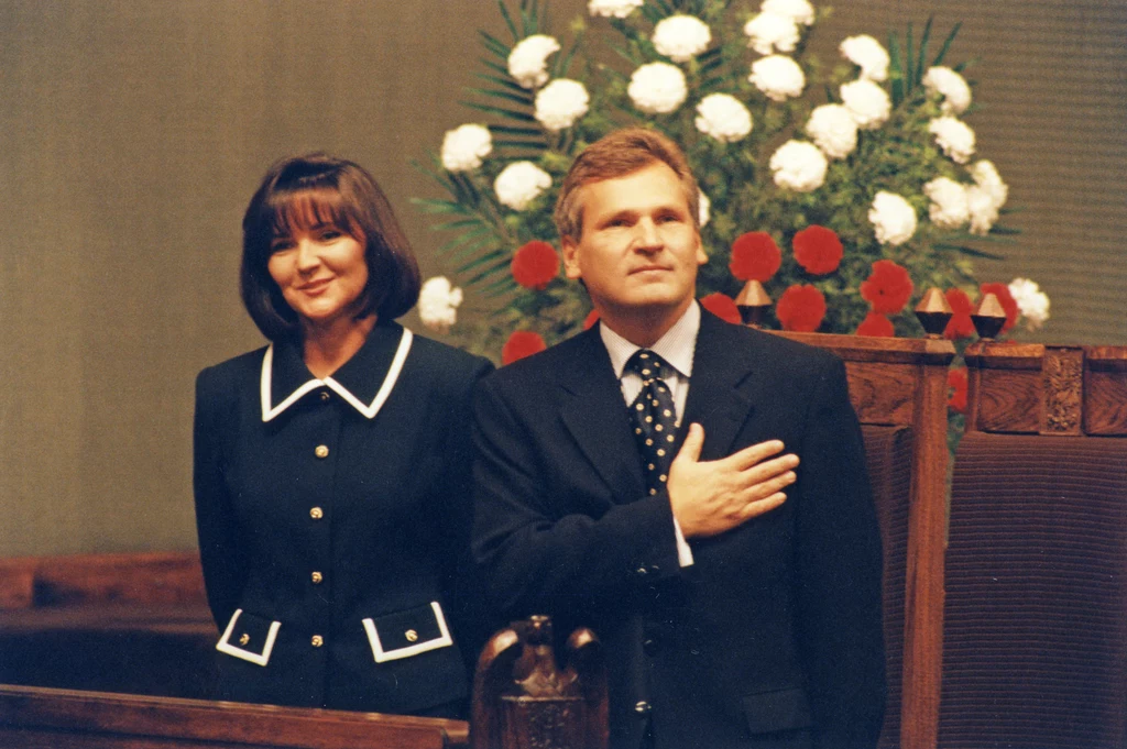 Jolanta Kwaśniewska Była pierwsza dama od lat inspiruje kobiety swoim stylem. Potrafi dopasować kreacje do okazji, nie stroni od ciekawych i śmiałych krojów oraz wie, jak podkreślić swoje atuty za pomocą ubrań. Dla wielu Jolanta Kwaśniewska jest wzorem manier i elegancji nawet po dziś dzień. Dlatego też od kilku lat prowadzi w stacji TVP Style program „Lekcja stylu”, w którym pomaga telewidzom nie tylko odpowiednio się ubrać, ale także zachować w towarzystwie. Kwaśniewska zachwycała modowym gustem już podczas zaprzysiężenia Aleksandra Kwaśniewskiego na prezydenta. Pierwsza dama miała na sobie elegancką, czarną garsonkę ze złotymi guzikami oraz białymi akcentami. Prosta, ale efektowna stylizacja przyczyniła się do tego, że wszyscy zachwycili się żoną nowego prezydenta. Jolanta Kwaśniewska Była pierwsza dama od lat inspiruje kobiety swoim stylem. Potrafi dopasować kreacje do okazji, nie stroni od ciekawych i śmiałych krojów oraz wie, jak podkreślić swoje atuty za pomocą ubrań. Dla wielu Jolanta Kwaśniewska jest wzorem manier i elegancji nawet po dziś dzień. Dlatego też od kilku lat prowadzi w stacji TVP Style program „Lekcja stylu”, w którym pomaga telewidzom nie tylko odpowiednio się ubrać, ale także zachować w towarzystwie. Kwaśniewska zachwycała modowym gustem już podczas zaprzysiężenia Aleksandra Kwaśniewskiego na prezydenta. Pierwsza dama miała na sobie elegancką, czarną garsonkę ze złotymi guzikami oraz białymi akcentami. Prosta, ale efektowna stylizacja przyczyniła się do tego, że wszyscy zachwycili się żoną nowego prezydenta.