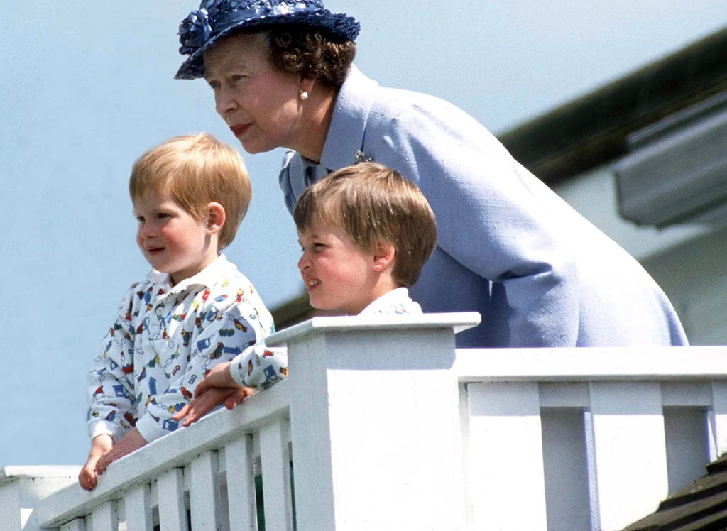 Królowa Elżbieta z wnukami.