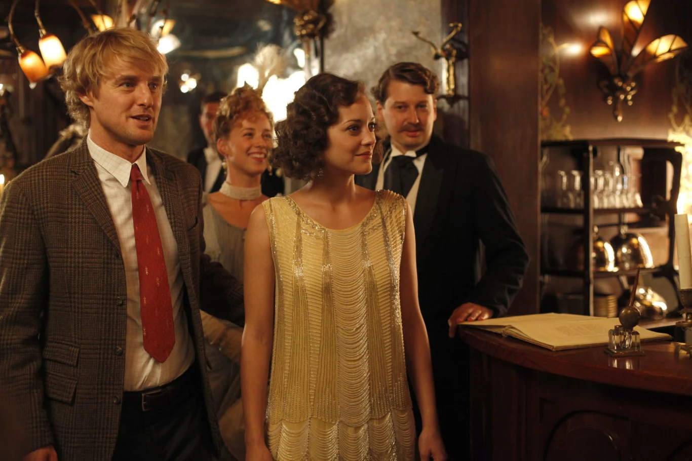 "Cudowny list miłosny do Paryża" – tak produkcję Woody'ego Allena nazwał Thierry Fremaux, dyrektor festiwalu w Cannes. Film "O północy w Paryżu" zdobył w 2012 roku Oscara za scenariusz, był też nominowany w kategoriach: najlepszy film, reżyseria i scenografia.
Bohaterem filmu jest Gil - hollywoodzki scenarzysta, który w młodości marzył o byciu pisarzem. Podczas wizyty w Paryżu w niezwykłych okolicznościach spotyka uwielbianych przez siebie amerykańskich mistrzów pióra – Ernesta Hemingwaya i F. Scotta Fitzgeralda oraz tajemniczą Adrianę - w tej roli Marion Cotillard.
<b>W piątek, 22 stycznia, o godz. 21:00 film pokaże Polsat Seriale.</b>
Występ w "Nine - Dziewięć" (2009) Roba Marshalla u boku takich sław, jak: Daniel Day-Lewis, Penélope Cruz, Nicole Kidman czy Judi Dench w 2010 roku przyniósł Cotillard kolejną nominację do Złotego Globu. Natomiast za rolę w "Z krwi i kości" (2012) Jacquesa Audiarda wyróżniono ją nominacją do BAFTA i Złotego Globu. W 2013 roku, w dziele Jamesa Graya o tytule "Imigrantka", aktorka wcieliła się w postać Ewy Cybulskiej - Polki szukającej lepszego życia w Ameryce.
Na zdjęciu: Marion Cotillard i Owen Wilson w filmie "O północy w Paryżu" "Cudowny list miłosny do Paryża" – tak produkcję Woody'ego Allena nazwał Thierry Fremaux, dyrektor festiwalu w Cannes. Film "O północy w Paryżu" zdobył w 2012 roku Oscara za scenariusz, był też nominowany w kategoriach: najlepszy film, reżyseria i scenografia.
Bohaterem filmu jest Gil - hollywoodzki scenarzysta, który w młodości marzył o byciu pisarzem. Podczas wizyty w Paryżu w niezwykłych okolicznościach spotyka uwielbianych przez siebie amerykańskich mistrzów pióra – Ernesta Hemingwaya i F. Scotta Fitzgeralda oraz tajemniczą Adrianę - w tej roli Marion Cotillard.
<b>W piątek, 22 stycznia, o godz. 21:00 film pokaże Polsat Seriale.</b>
Występ w "Nine - Dziewięć" (2009) Roba Marshalla u boku takich sław, jak: Daniel Day-Lewis, Penélope Cruz, Nicole Kidman czy Judi Dench w 2010 roku przyniósł Cotillard kolejną nominację do Złotego Globu. Natomiast za rolę w "Z krwi i kości" (2012) Jacquesa Audiarda wyróżniono ją nominacją do BAFTA i Złotego Globu. W 2013 roku, w dziele Jamesa Graya o tytule "Imigrantka", aktorka wcieliła się w postać Ewy Cybulskiej - Polki szukającej lepszego życia w Ameryce.
Na zdjęciu: Marion Cotillard i Owen Wilson w filmie "O północy w Paryżu"