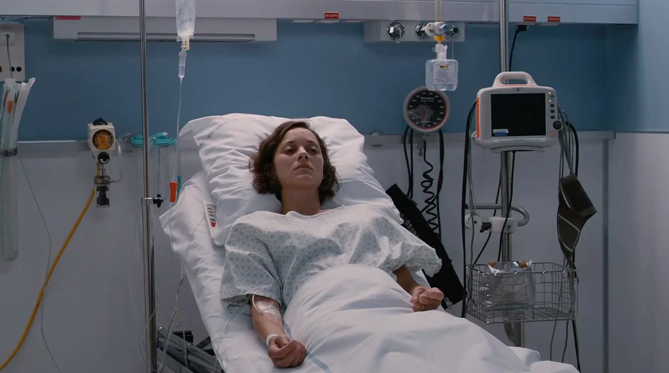 W 2015 roku znowu otrzymała nominacją do Oscara, tym razem za rolę w "Dwa dni, jedna noc" (2014) w wykonaniu duetu reżyserskiego: Jeana-Pierre'a Dardenne’a i Luca Dardenne'a. "Miałam już niezwykłe doświadczenia aktorskie, ale to było chyba najgłębsze i najpiękniejsze" - mówiła Cotillard po występie w tym dramacie.
Na zdjęciu: Marion Cotillard w filmie "Dwa dni, jedna noc" W 2015 roku znowu otrzymała nominacją do Oscara, tym razem za rolę w "Dwa dni, jedna noc" (2014) w wykonaniu duetu reżyserskiego: Jeana-Pierre'a Dardenne’a i Luca Dardenne'a. "Miałam już niezwykłe doświadczenia aktorskie, ale to było chyba najgłębsze i najpiękniejsze" - mówiła Cotillard po występie w tym dramacie.
Na zdjęciu: Marion Cotillard w filmie "Dwa dni, jedna noc"