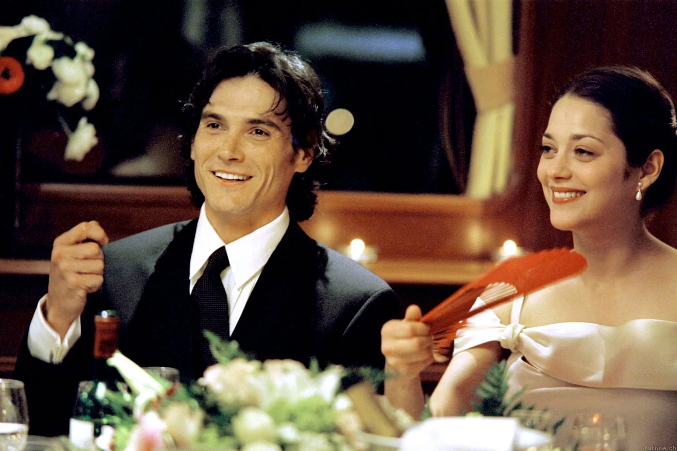 W rodzimej Francji aktorka została po raz pierwszy dostrzeżona za sprawą udziału w serii filmów Luca Bessona "Taxi". W 1999 roku otrzymała nominację do Cezara dla najbardziej obiecującej aktorki.
Ważnym krokiem w jej karierze był występ w "Dużej rybie" (2003) Tima Burtona. Cotillard zagrała u boku takich gwiazd, jak Ewan McGregor, Helena Bonham Carter, Albert Finney czy Jessica Lange. Za rolę w filmie "Bardzo długie zaręczyny" (2004) Jeana-Pierre'’a Jeuneta dostała Cezara.
Na zdjęciu: Marion Cotillard w filmie Tima Burtona "Duża ryba" W rodzimej Francji aktorka została po raz pierwszy dostrzeżona za sprawą udziału w serii filmów Luca Bessona "Taxi". W 1999 roku otrzymała nominację do Cezara dla najbardziej obiecującej aktorki.
Ważnym krokiem w jej karierze był występ w "Dużej rybie" (2003) Tima Burtona. Cotillard zagrała u boku takich gwiazd, jak Ewan McGregor, Helena Bonham Carter, Albert Finney czy Jessica Lange. Za rolę w filmie "Bardzo długie zaręczyny" (2004) Jeana-Pierre'’a Jeuneta dostała Cezara.
Na zdjęciu: Marion Cotillard w filmie Tima Burtona "Duża ryba"