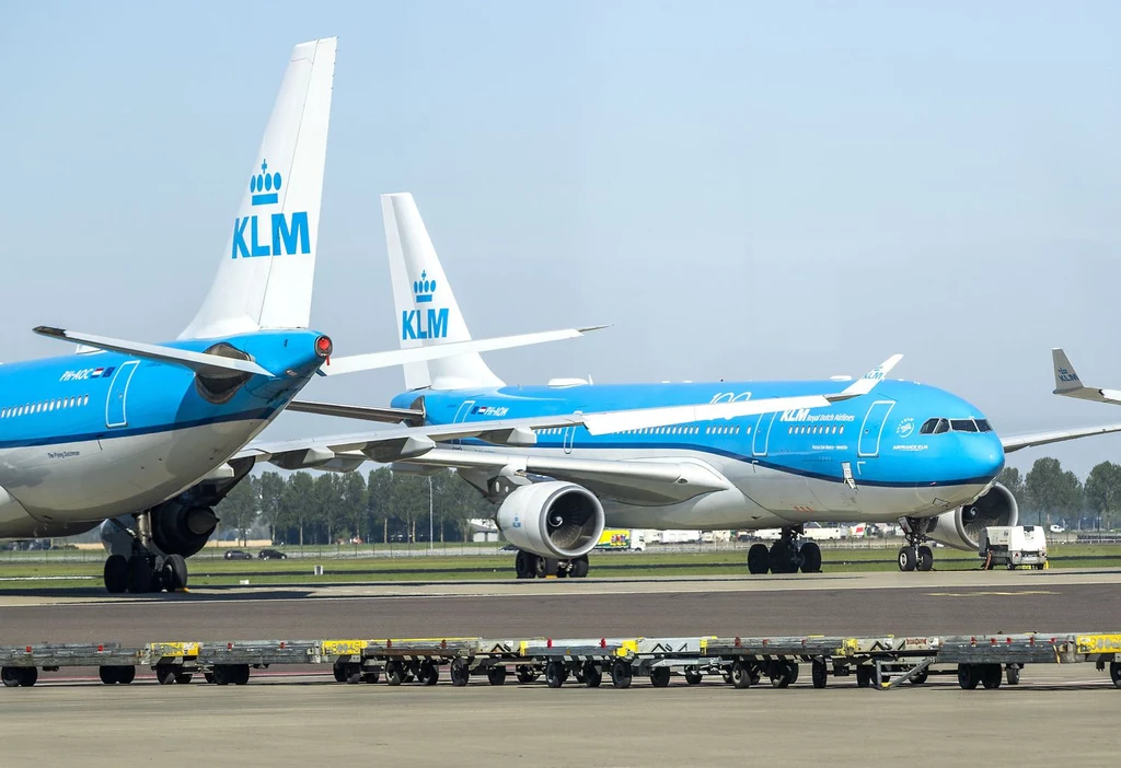 Maszyny KLM na lotnisku Schiphol pod Amsterdamem Maszyny KLM na lotnisku Schiphol pod Amsterdamem