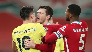 Ashley Westwood z Burnley oraz Andy Robertson i Georginio Wijnaldum z Liverpoolu