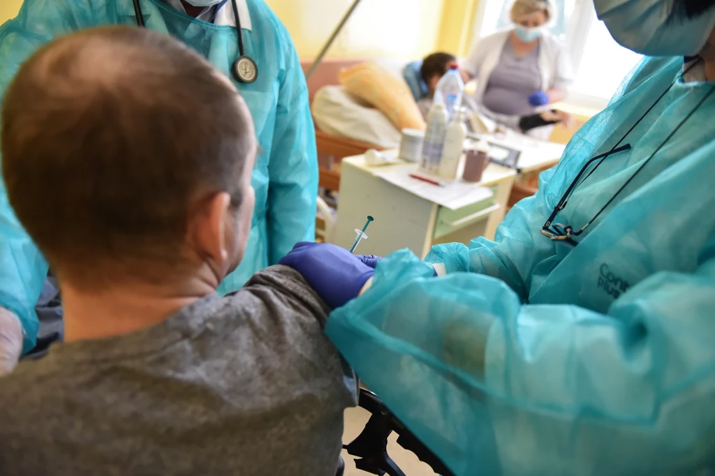 Szczepienia w Polsce trwają od 27 grudnia ub. roku Szczepienia w Polsce trwają od 27 grudnia ub. roku