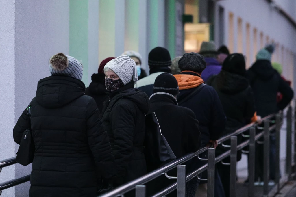 Kolejka przed jedną z przychodni w Warszawie Kolejka przed jedną z przychodni w Warszawie