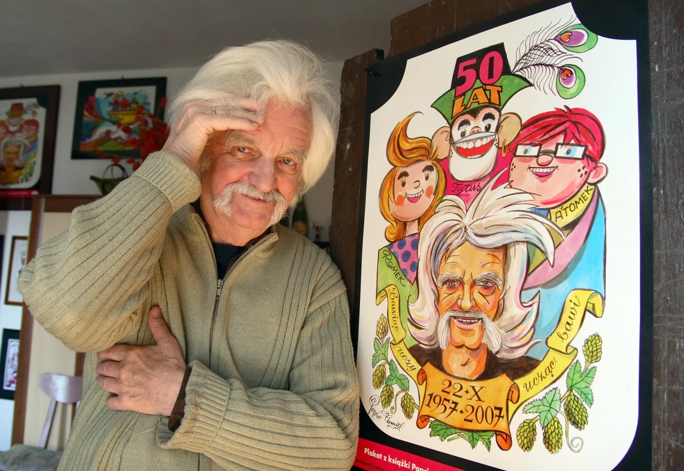 Henryk Jerzy Chmielewski (Papcio Chmiel) z plakatem upamiętniającym 50-lecie komiksu "Tytus, Romek i A'Tomek" (2007)