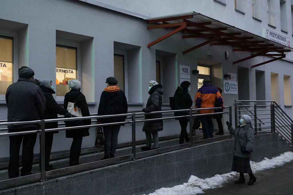 Kolejka przed jedną z przychodni w Warszawie Kolejka przed jedną z przychodni w Warszawie