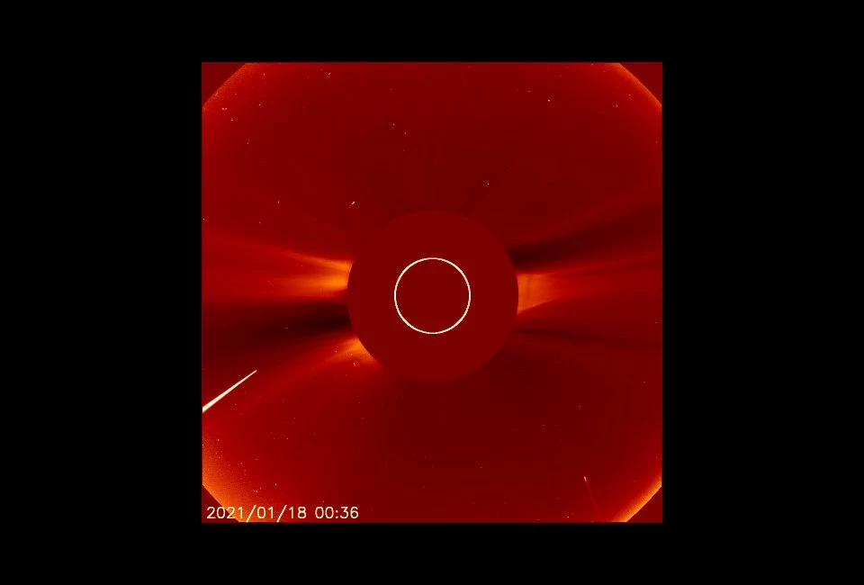 Dwie komety w pobliżu Słońca w obiektywie LASCO C2 sondy SOHO / Foto- NASA, ESA, SOHO