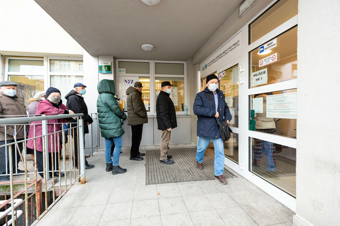 O godz. 6 rano w piątek rozpoczęły się zapisy na szczepienia przeciwko COVID-19 dla osób od 70. roku życia. Jak poinformował pełnomocnik rządu ds. szczepień Michał Dworczyk, grupa ta liczy ponad 2,7 mln osób.