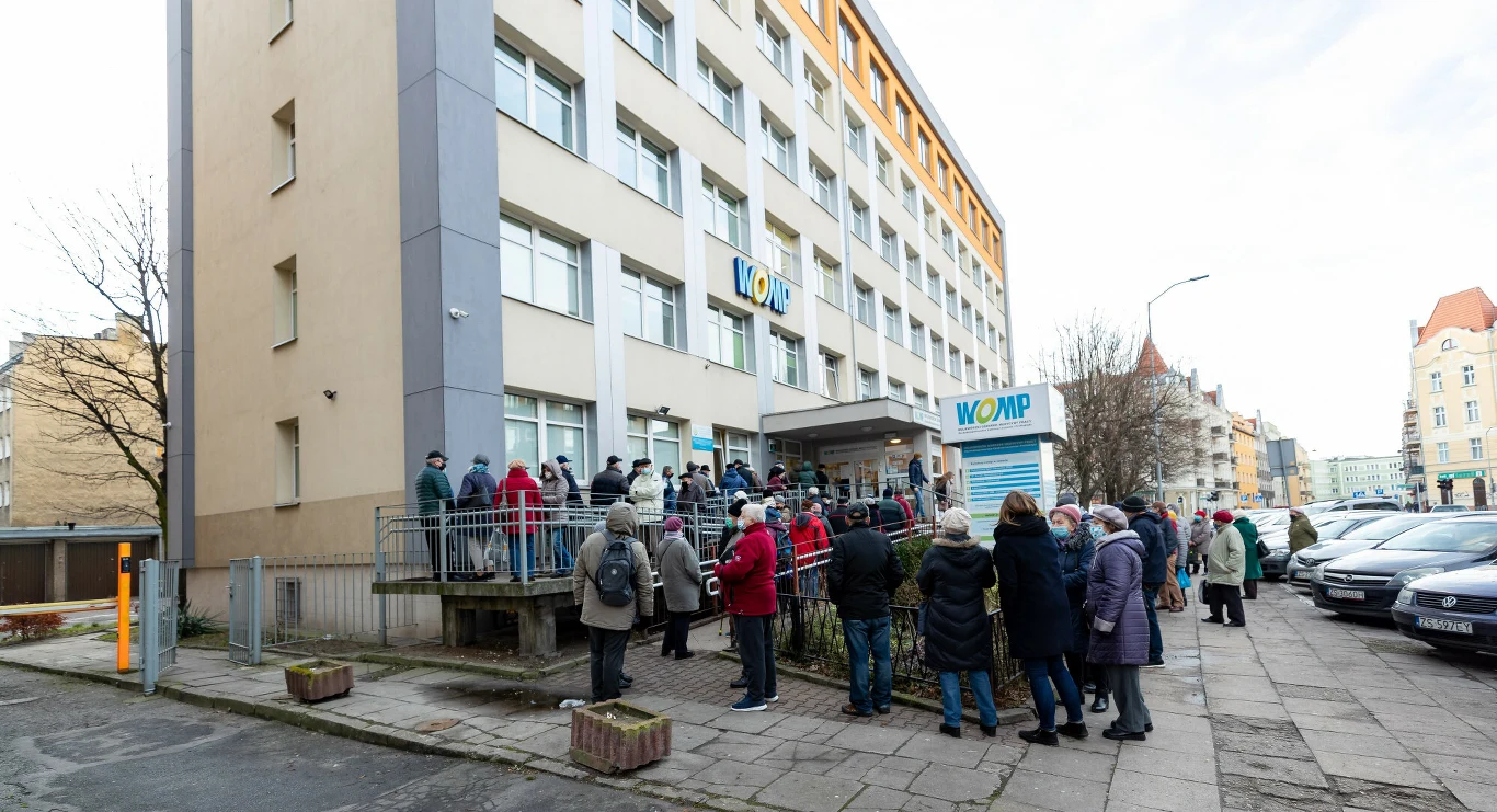 Pod przychodniami lekarzy rodzinnych gromadziły się kolejki. Na zdjęciu seniorzy w Szczecinie.