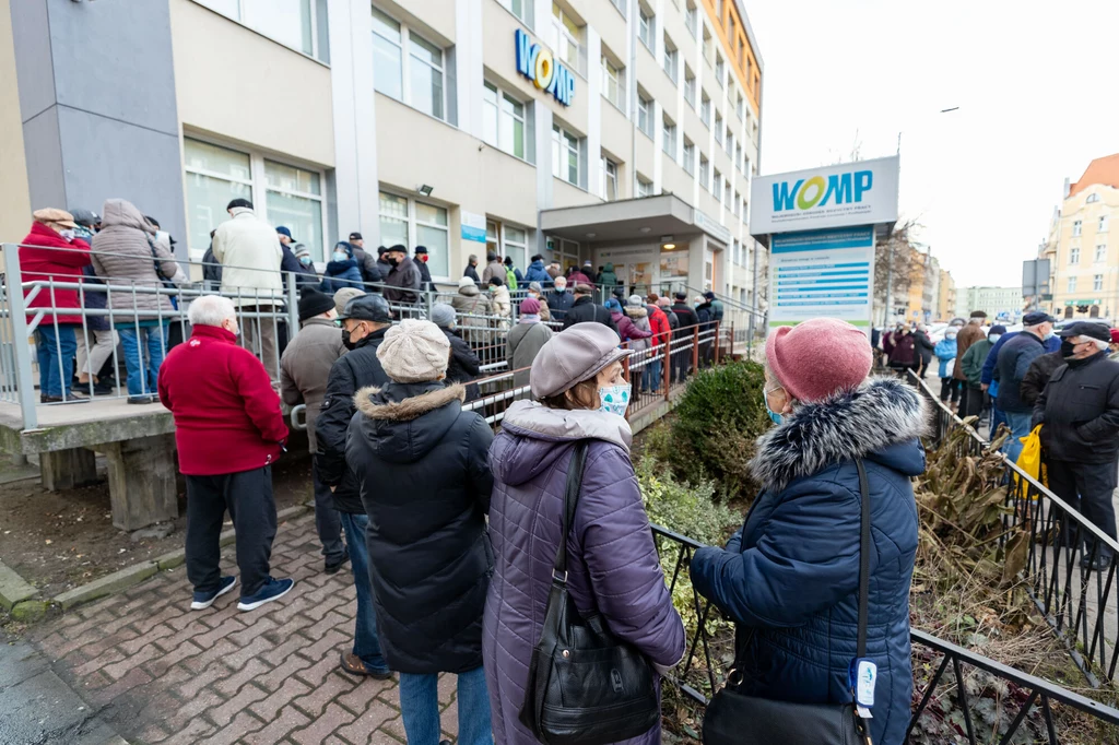 Tylko w pierwszej godzinie zarejestrowało się ponad 66 tys. pacjentów 70 plus. W ciągu trzech godzin zapisanych było już ponad 150 tys. seniorów. Tylko w pierwszej godzinie zarejestrowało się ponad 66 tys. pacjentów 70 plus. W ciągu trzech godzin zapisanych było już ponad 150 tys. seniorów.