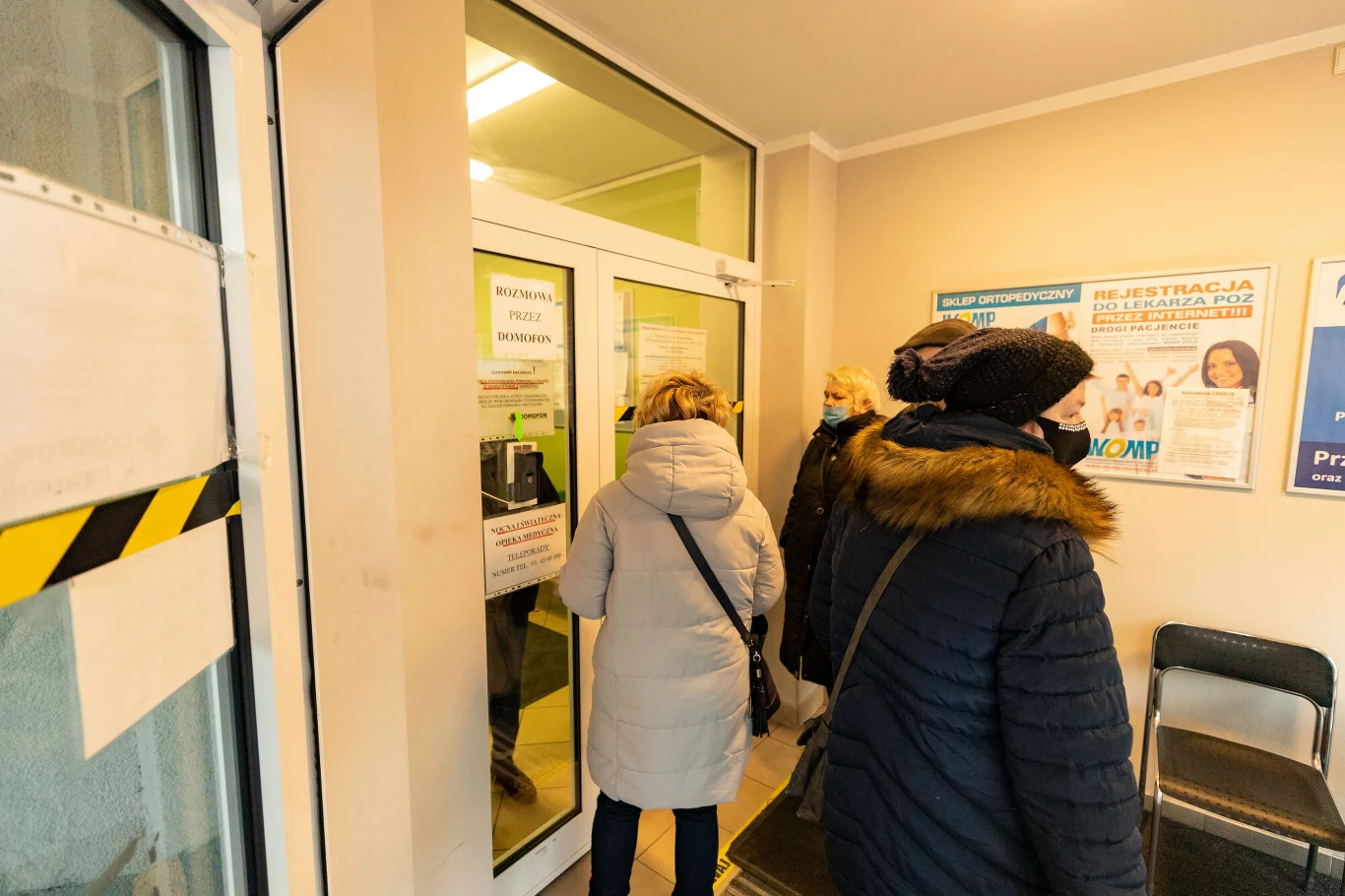 Seniorzy masowo dzwonili też na infolinię. - W godzinach tzw. piku było to 300 tys. prób połączeń na jedną minutę, stąd też wystąpiły i występują problemy z dodzwonieniem się - poinformował Michał Dworczyk. Jednocześnie rząd apeluje do seniorów, żeby nie szli do POZ ze względu na potencjalną możliwość zakażenia.