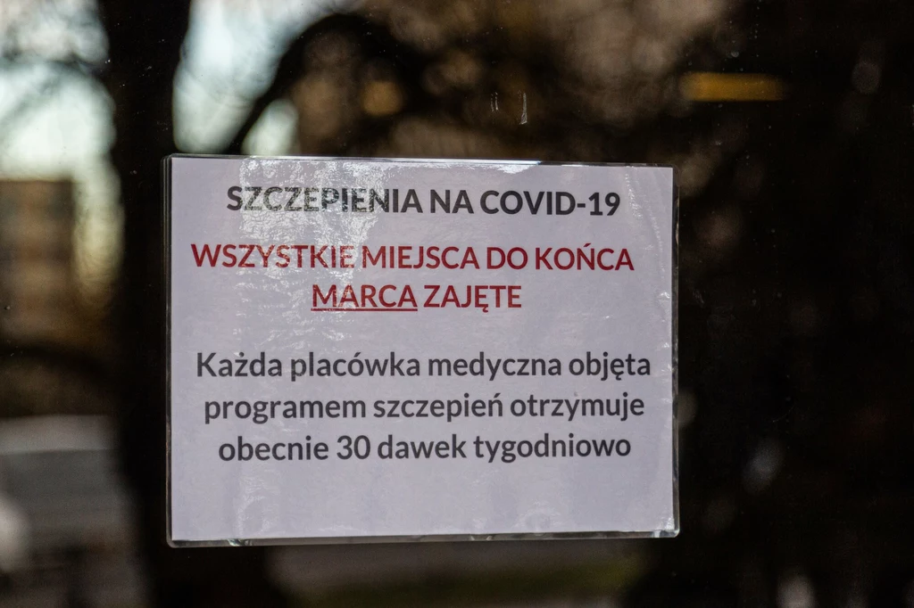 W wielu przychodniach wolne terminy na szczepienia już się wyczerpały. Ograniczenia wynikają z braku dostępności szczepionki Pfizera. W wielu przychodniach wolne terminy na szczepienia już się wyczerpały. Ograniczenia wynikają z braku dostępności szczepionki Pfizera.