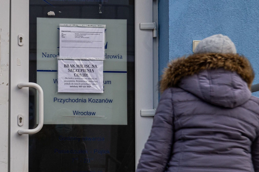- Jeżeli senior dodzwoni się na infolinię lub pójdzie do POZ i nie będzie już wolnych terminów na szczepienie do końca marca, może zostawić swoje dane, a konsultanci oddzwonią do niego, gdy pojawią się wolne miejsca. W takim przypadku seniorzy nie będą musieli ponownie dzwonić na infolinię - podkreślił pełnomocnik rządu ds. szczepień. - Jeżeli senior dodzwoni się na infolinię lub pójdzie do POZ i nie będzie już wolnych terminów na szczepienie do końca marca, może zostawić swoje dane, a konsultanci oddzwonią do niego, gdy pojawią się wolne miejsca. W takim przypadku seniorzy nie będą musieli ponownie dzwonić na infolinię - podkreślił pełnomocnik rządu ds. szczepień.
