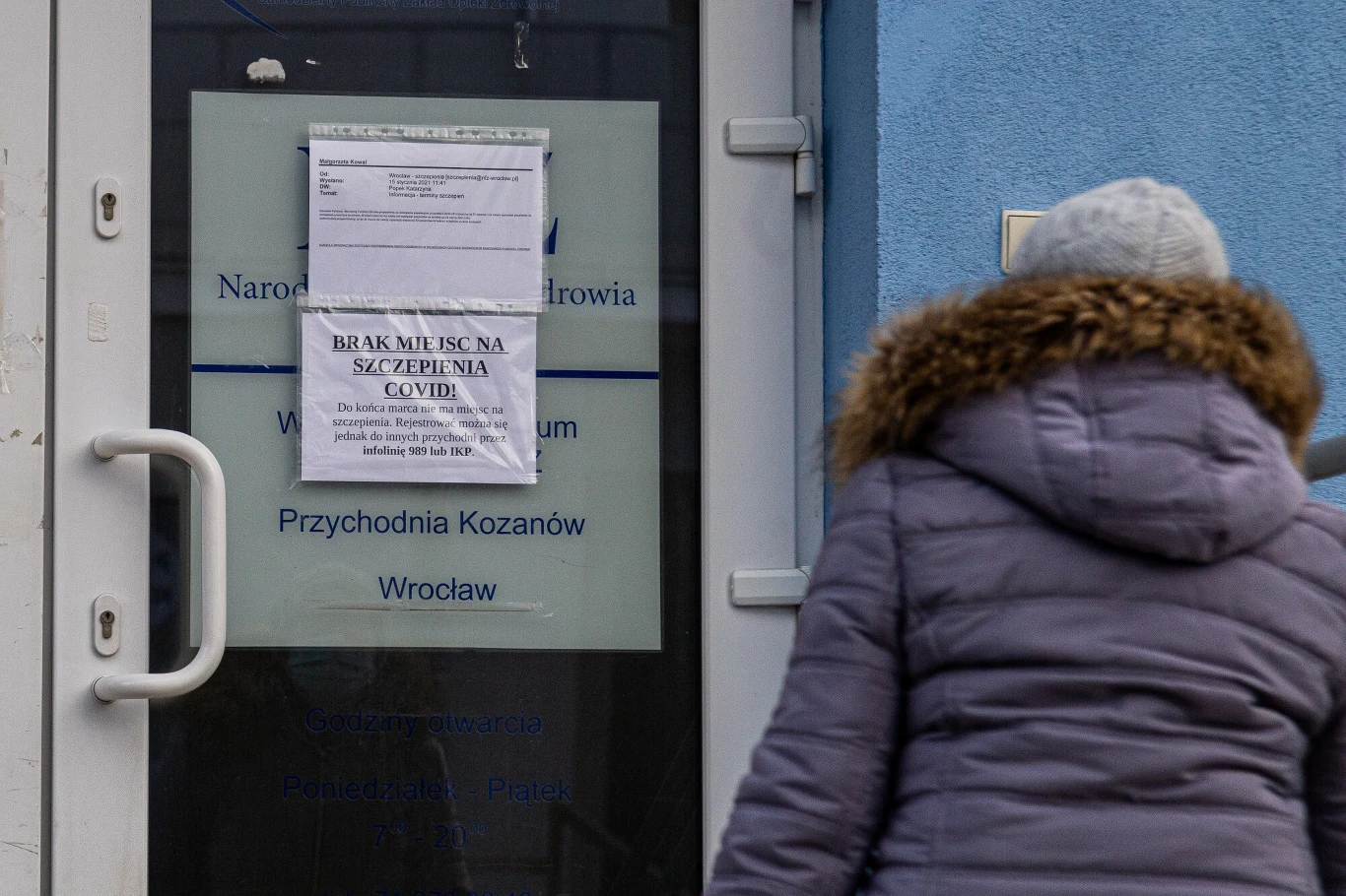 - Jeżeli senior dodzwoni się na infolinię lub pójdzie do POZ i nie będzie już wolnych terminów na szczepienie do końca marca, może zostawić swoje dane, a konsultanci oddzwonią do niego, gdy pojawią się wolne miejsca. W takim przypadku seniorzy nie będą musieli ponownie dzwonić na infolinię - podkreślił pełnomocnik rządu ds. szczepień.