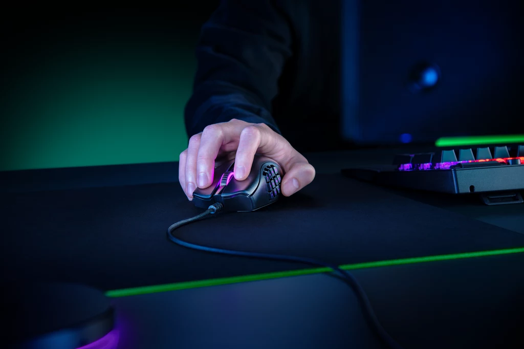 Myszka Razer Naga X jest wyposażona w 16 programowalnych przycisków, które są ergonomicznie rozmieszczone w celu zapewnienia do nich szybkiego dostępu.