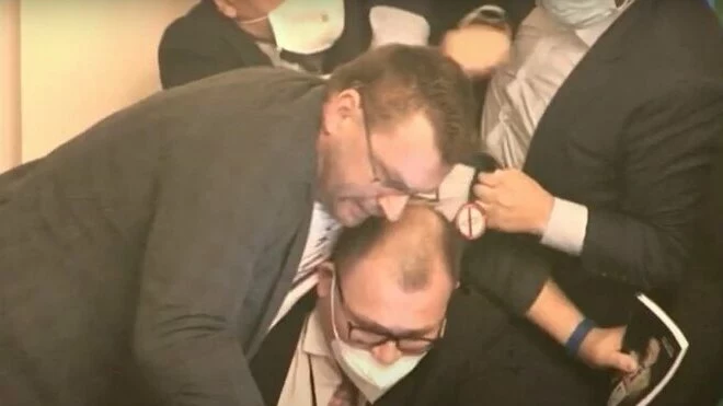Szarpanina w czeskim parlamencie Szarpanina w czeskim parlamencie