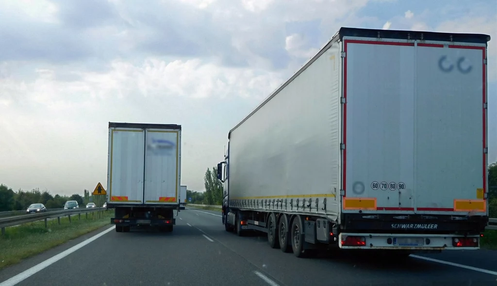 Wyprzedzanie się tirów na autostradzie to nagminna praktyka