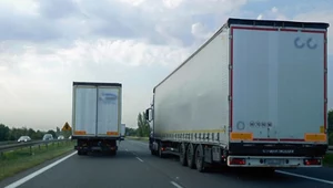 Wyprzedzanie się tirów na autostradzie to nagminna praktyka