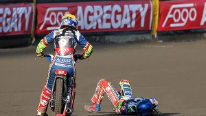 W finale IMP zawodnicy walczą ostro. Tu kraksa braci Pawlickich.