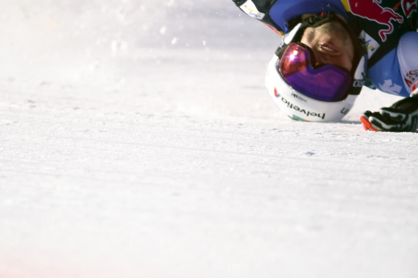 Mocno ucierpiała głowa narciarza, która zebrała dużą część uderzenia o podłoże. Mocno ucierpiała głowa narciarza, która zebrała dużą część uderzenia o podłoże.