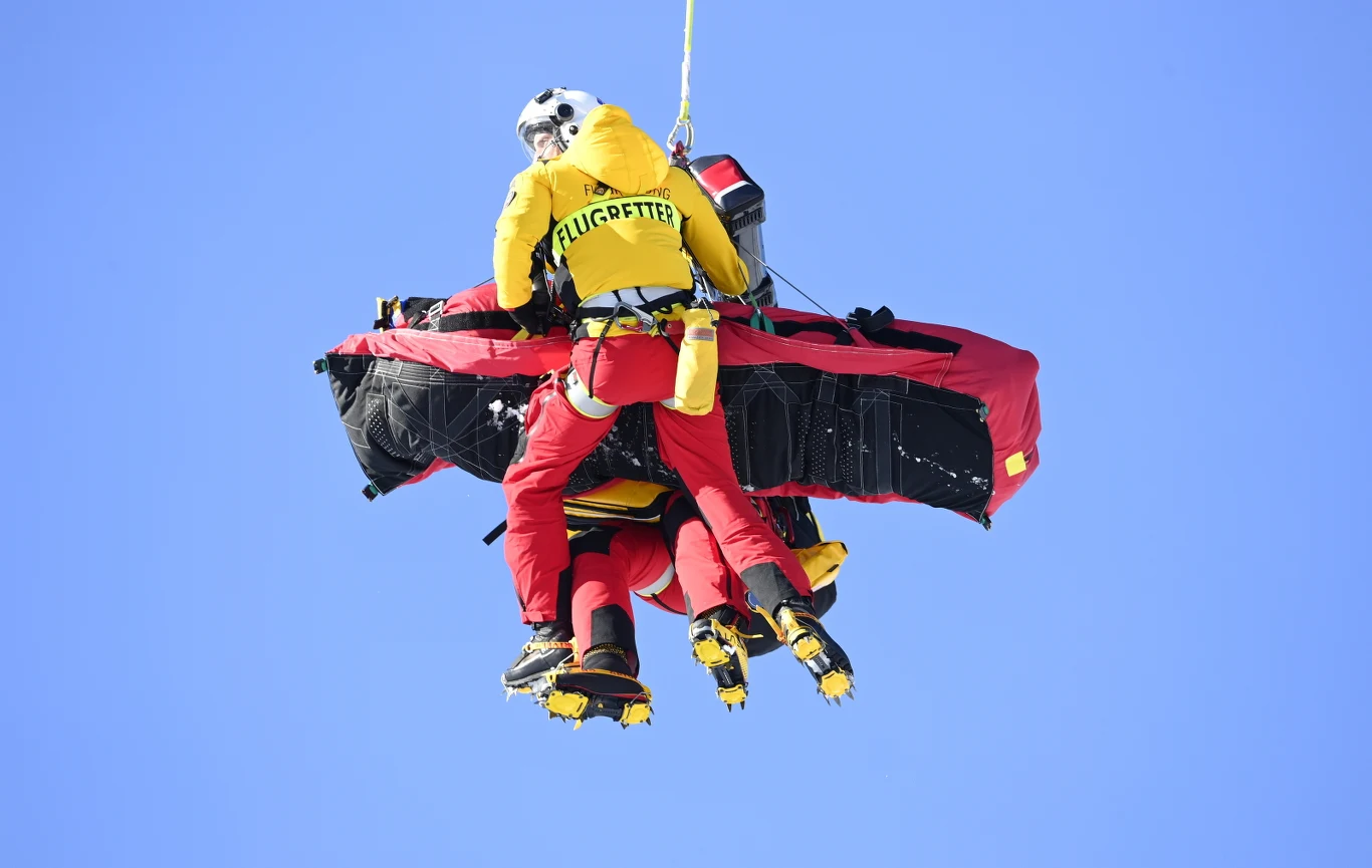 Sportowca przetransportowano do szpitala przy użyciu helikoptera. Sportowca przetransportowano do szpitala przy użyciu helikoptera.