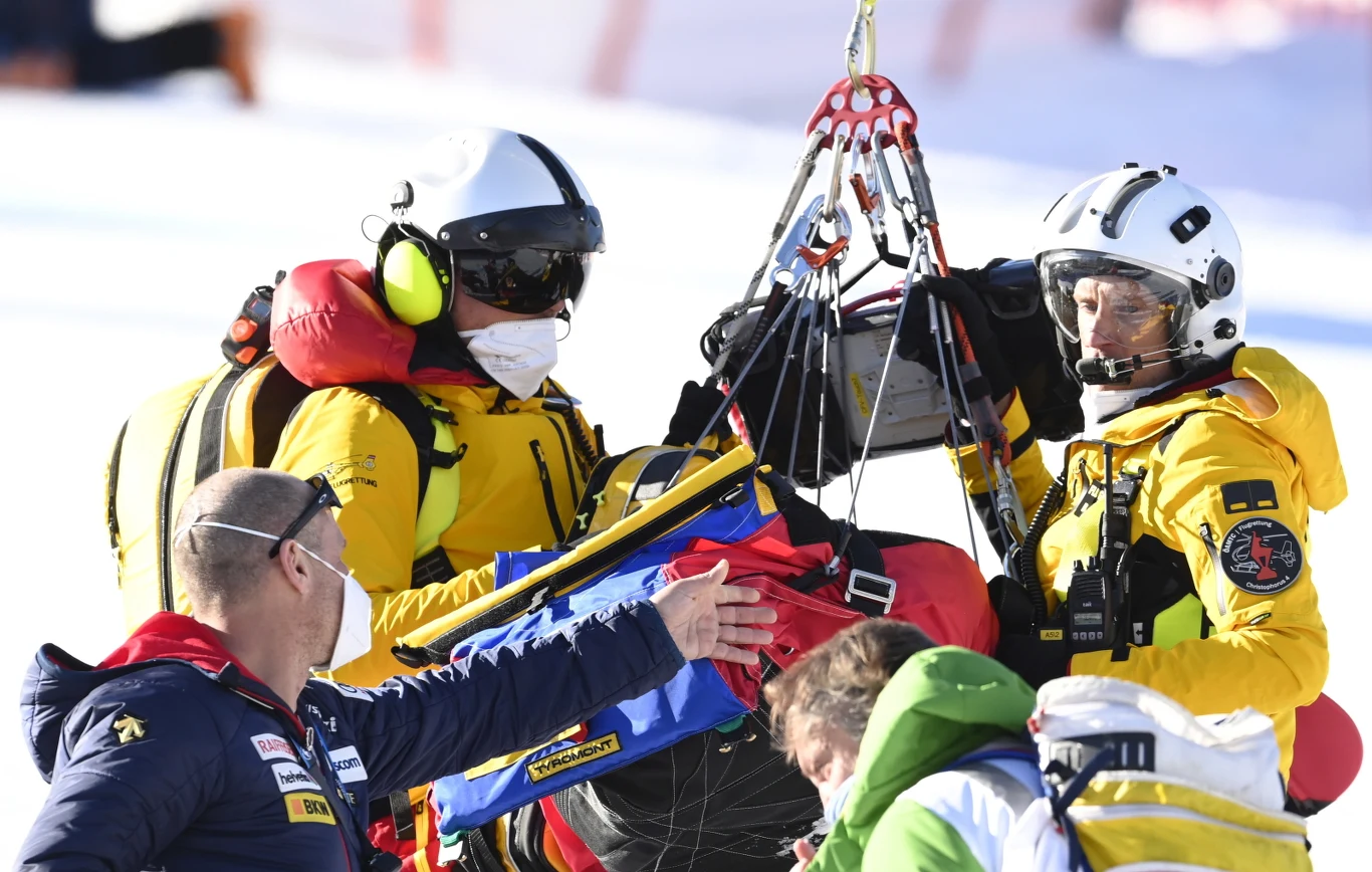 Służby medyczne szybko zabezpieczyły Szwajcara i podjęły akcję ratunkową. Służby medyczne szybko zabezpieczyły Szwajcara i podjęły akcję ratunkową.
