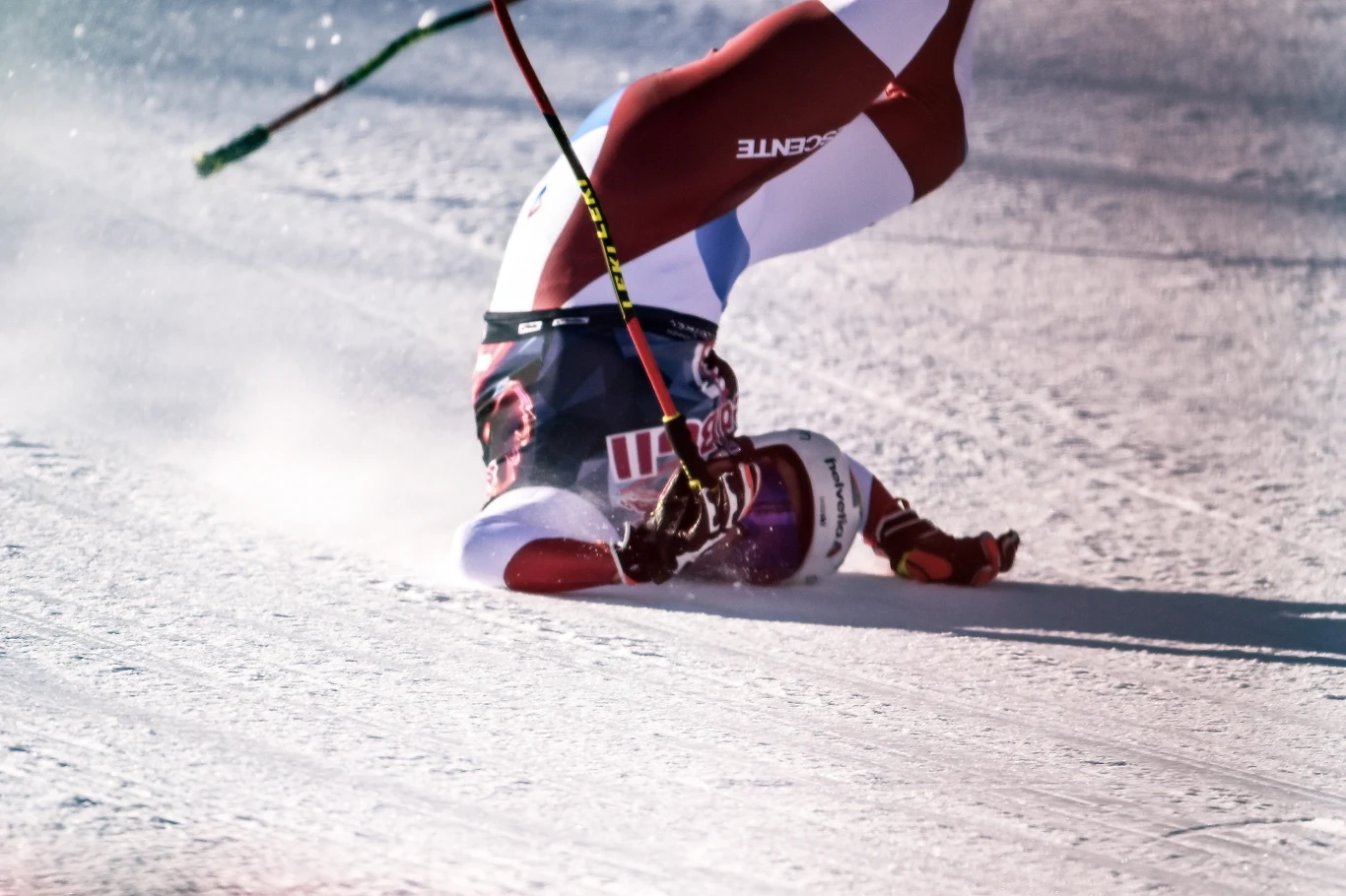 Kryenbuehl przy prędkości blisko 150 km/h stracił panowanie i uderzył z pełną siłą w oblodzony stok. Kryenbuehl przy prędkości blisko 150 km/h stracił panowanie i uderzył z pełną siłą w oblodzony stok.