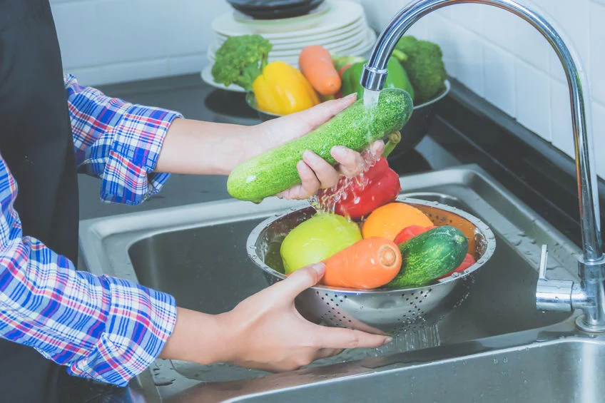 Mycie warzyw jest kluczowe, aby były zdrowe