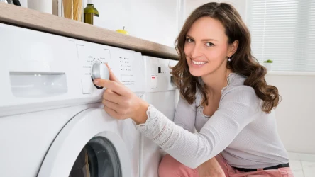 Co wrzucić do pralki, żeby przywrócić ubraniom śnieżnobiały kolor?