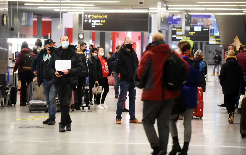 Wiele linii lotniczych, zwłaszcza tanich przewoźników, utrzymywało niskie ceny biletów, aby w czasie pandemii pobudzić popyt