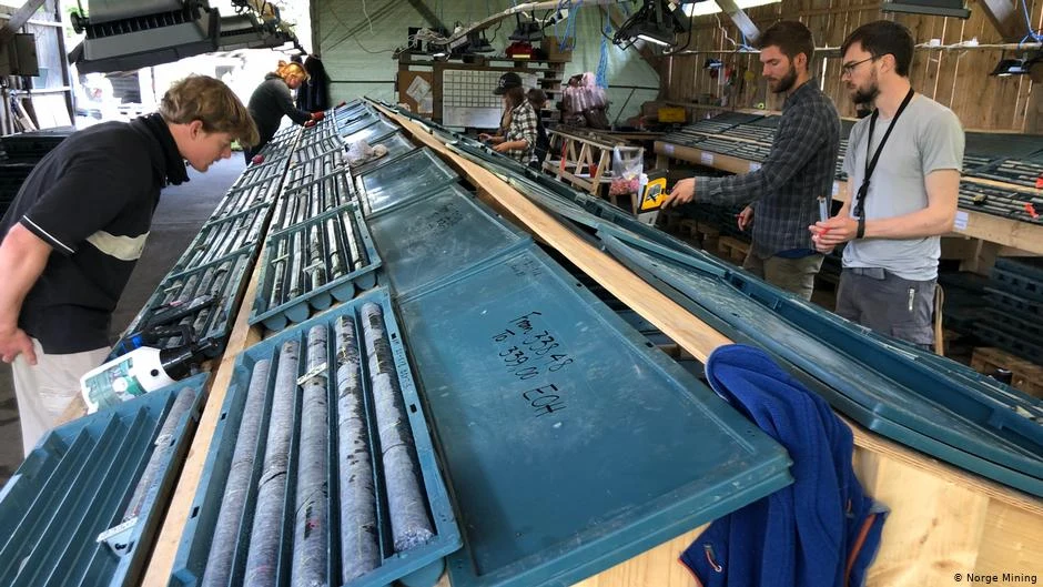 Analiza pobranych próbek surowców. Fot. Norge Mining