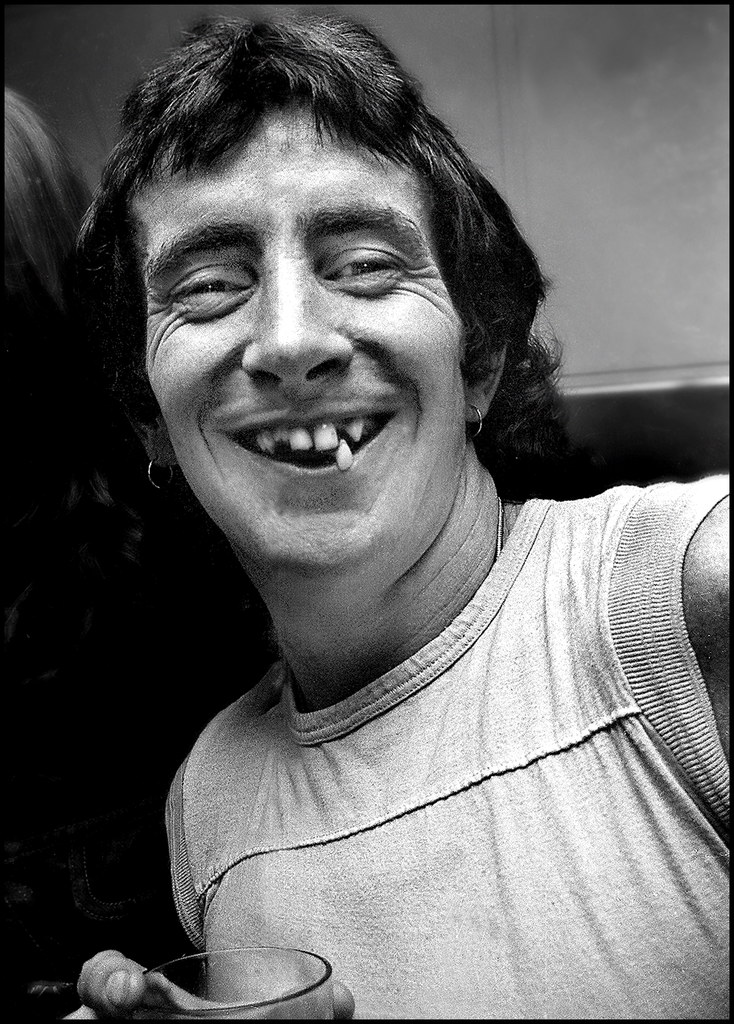 Bon Scott występował w grupie Fraternity w latach 1971-1973