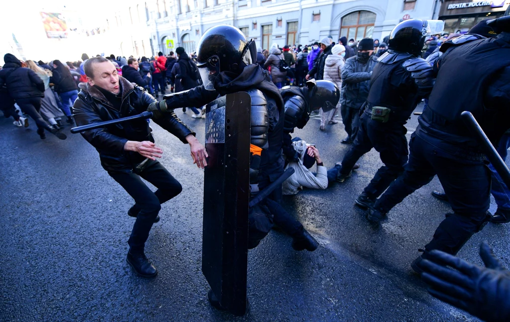 Policja bije demonstrujących w obronie Aleksieja Nawalnego. Policja bije demonstrujących w obronie Aleksieja Nawalnego.