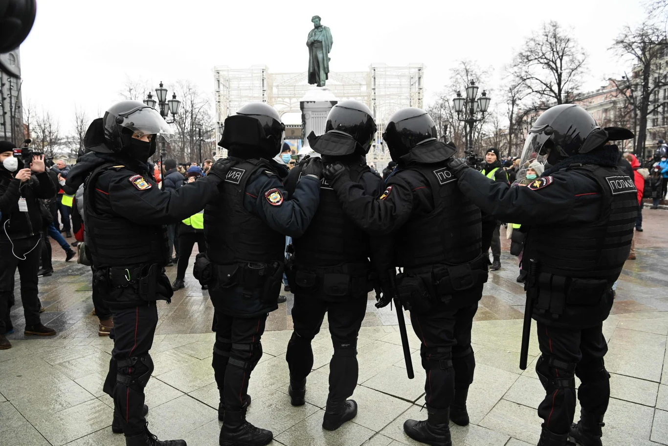 Policjanci w rynsztunku do tłumienia zamieszek na placu Puszkina w Moskwie. Policjanci w rynsztunku do tłumienia zamieszek na placu Puszkina w Moskwie.