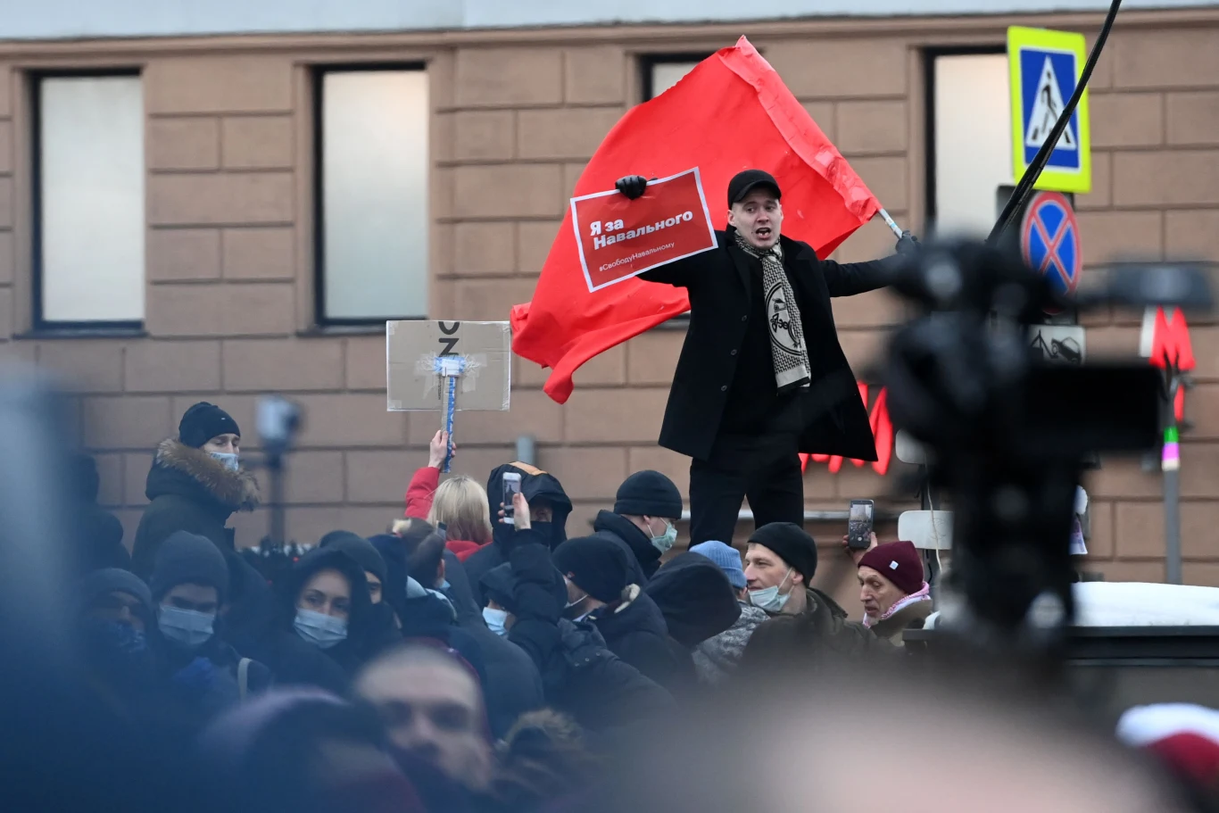 Policjanci użyli pałek, a pod ciosy funkcjonariuszy trafiają również dziennikarze. Niezależna "Nowaja Gazieta" podała, że ucierpiały jej dwie dziennikarki, a korespondentka państwowej agencji RIA Nowosti otrzymała cios w twarz.