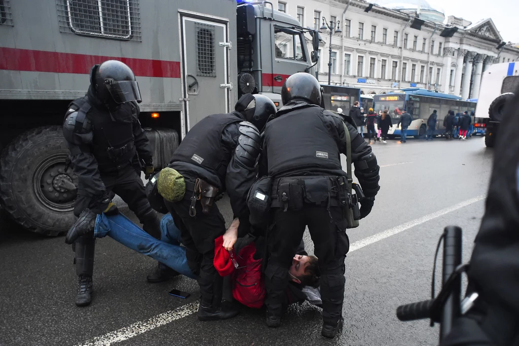Ludzie skandują: "Wolność dla Aleksieja Nawalnego!", "Jeden za wszystkich, wszyscy za jednego!". Ludzie skandują: "Wolność dla Aleksieja Nawalnego!", "Jeden za wszystkich, wszyscy za jednego!".