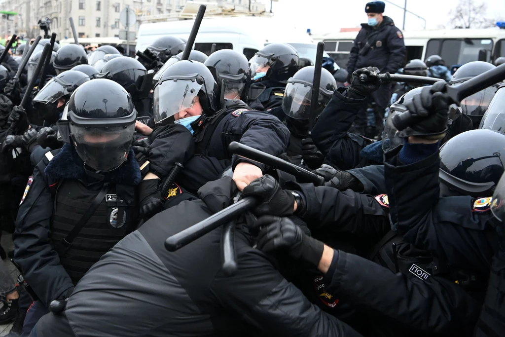 Na demonstracjach w obronie opozycjonisty Aleksieja Nawalnego, które odbyły się w Rosji w sobotę, zatrzymano łącznie co najmniej 2131 osób, w tym blisko 800 w Moskwie i ponad 300 w Petersburgu - podał po południu portal OWD-Info, monitorujący zatrzymania w Rosji. Na demonstracjach w obronie opozycjonisty Aleksieja Nawalnego, które odbyły się w Rosji w sobotę, zatrzymano łącznie co najmniej 2131 osób, w tym blisko 800 w Moskwie i ponad 300 w Petersburgu - podał po południu portal OWD-Info, monitorujący zatrzymania w Rosji.