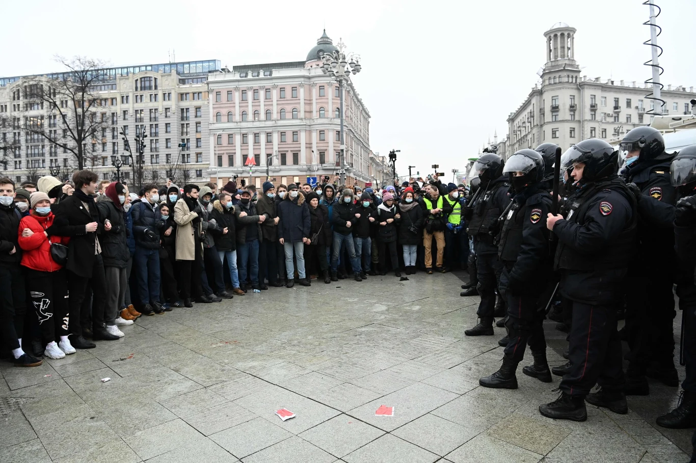 Dwie godziny po rozpoczęciu demonstracji doszło do pierwszych starć protestujących z policją; uczestniczyła w nich grupa kilkudziesięciu osób. W kierunku policji poleciała zapalona raca, ktoś rzucił w funkcjonariuszy książką "1984" George'a Orwella. Inni protestujący nie zgadzali się z tym, skandując: "Pokojowy protest!", "Nie rzucajcie!".