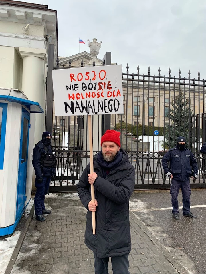 Rosyjski reżyser i dramaturg w geście solidarności zaprotestował przed ambasadą Rosji w Warszawie